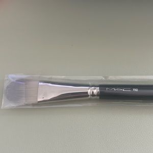 MAC 190 Foundation Brush (Brand new)